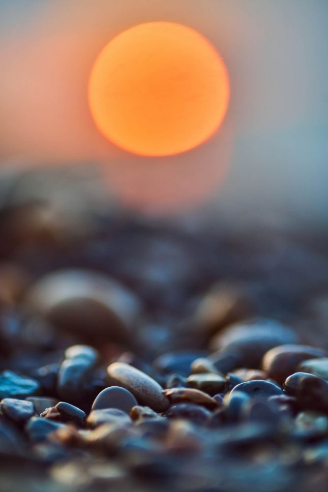 setting the sun into the pebbles